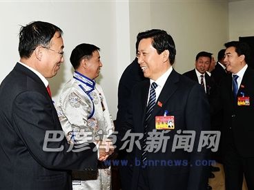 10月25日下午，段志强、张晓兵等同志看望市第四次党代会代表。
