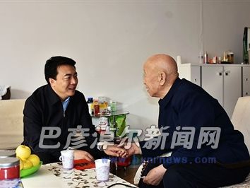 10月20日，张晓兵看望慰问老红军罗鉴。