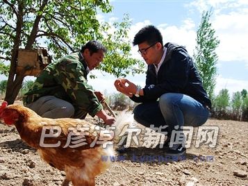 农民电商王金年（左）在人大代表的帮助下解决了资金问题，扩大养殖规模，实现了扭亏为盈。