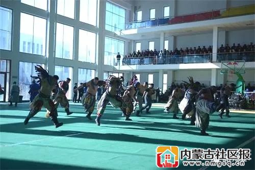 参赛选手按照传统的蒙古式“地波”跳跃进入比赛场地。.webp 参赛选手按照传统的蒙古式“地波”跳跃进入比赛场地。.webp