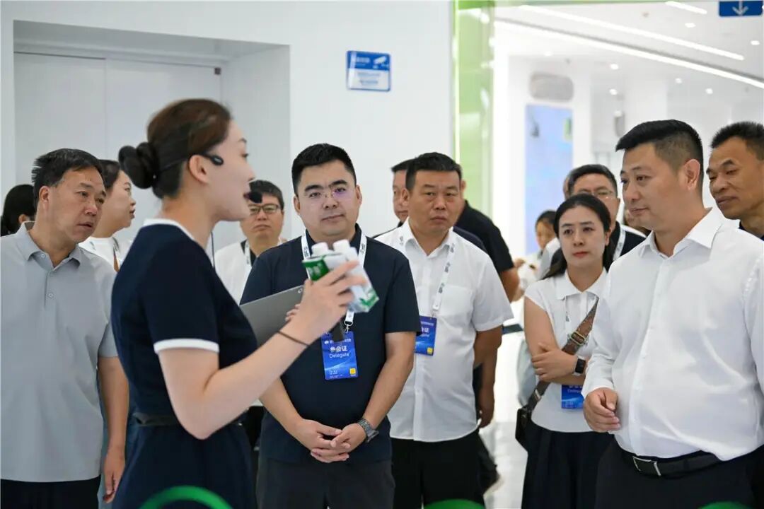 世界奶业大会参会代表走进伊利观摩考察
